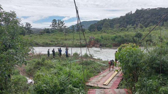 Sudah Satu Bulan Putus Jembatan Penghubung Desa Tedeboe Rampi Tak