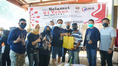 Peringati Hut Pertama, Korwil APWI Wilayah VI Berbagi Sembako dan Bersih-Bersih Pantai