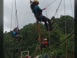 Relawan Luwu Raya Bangun Jembatan yang Rusak Akibat Banjir di Walmas