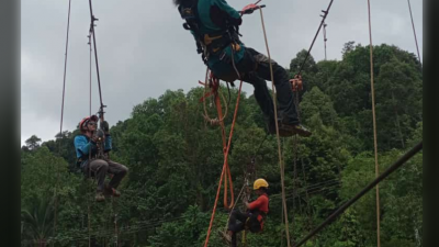 Relawan Luwu Raya Bangun Jembatan yang Rusak Akibat Banjir di Walmas