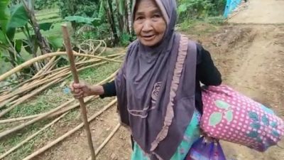 Tiap Hari, Warga Sangtandung Jalan Kaki Dua Kilometer ke Tempat Pengungsian