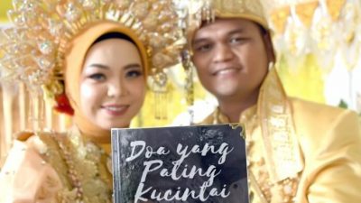 Bukan Emas dan Berlian, Pemuda Ini Persunting Kekasihnya dengan Buku Doa yang Paling Kucintai