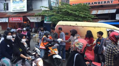 Kolaborasi, Polres Palopo dan IKA PMII Luwu Raya Bagi Takjil Gratis