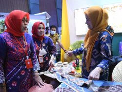 Bupati Luwu Utara Perkenalkan Kain Rongkong dan Baju Adat Rampi di Pameran Dekranasda 2022