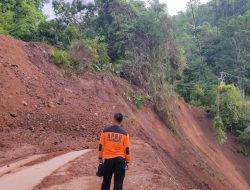 Longsor Kembali Tutup Akses Palopo-Toraja