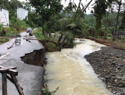 Tergerus Arus Sungai, Jalan di Lebang Nyaris Amblas