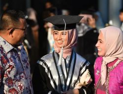 Muhammad Fauzi dan Indah Putri Kompak Dampingi Putri Sulung di Penamatan Sekolah