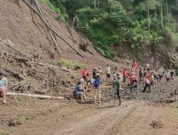 Pasca Longsor, Warga Toraja Bersihkan Material Longsor dengan Alat Seadanya