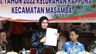 Bupati Luwu Utara Serahkan 100 Sertifikat Tanah Gratis di Kelurahan Kappuna