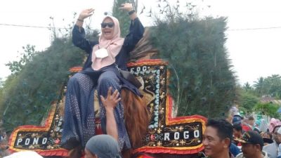Aksi Berani Camat Perempuan di Luwu Utara Naik Reog pada Pawai 1 Muharram 1444 Hijriah