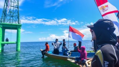 POSSI Luwu Utara Kibarkan Bendera Merah Putih di Dasar Laut Teluk Bone