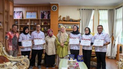 Bupati Luwu Utara Beri Penghargaan Lima Nakes yang Mengabdi di Wilayah Pelosok