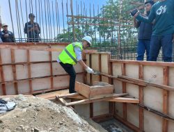 Dirut PT Masmindo Letakkan Batu Pertama Pembangunan Jembatan Baru Lekopini
