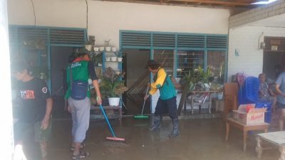 Pasca Banjir, Warga Bersihkan Rumah dengan Alat Seadanya