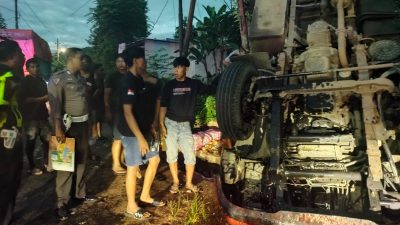 Rem Blong! Truk Bermuatan Sayur di Palopo Tabrak dan Seret Mobil di Depannya