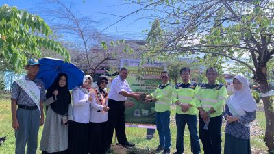 Dukung Sekolah Adiwiyata, Masmindo Serahkan 100 Bibit Pohon untuk SMAN 7 Luwu