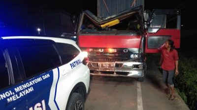 Truk Tronton Tertimpa Pohon Tumbang saat Antri di Palopo