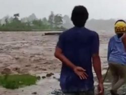 Sementara Muat Material, Mobil Truk Tersapu Banjir di Sungai Makawa Luwu