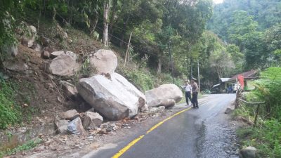 Pengendara Wajib Hati-Hati, Ada Batu Besar Terjatuh di Kilometer 28 Poros Palopo-Toraja