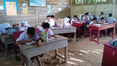 Potret Suram Dunia Pendidikan di Palopo, Siswa SDN 58 Tandung Belajar Beralaskan Tanah