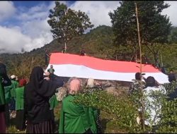 Peringati HUT RI ke-78, Warga Bentangkan Bendera Raksasa di Sinaji Land