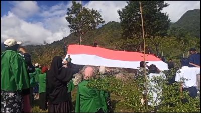 Peringati HUT RI ke-78, Warga Bentangkan Bendera Raksasa di Sinaji Land