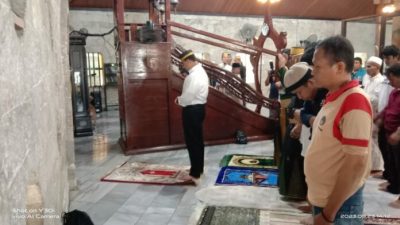 Jadi Imam Salat di Masjid Jami Tua Palopo, Anies Baswedan Sumbang Rp 5 Juta