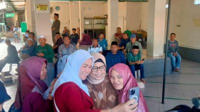 Berkunjung di Masjid Jami Tua Palopo, Istri Anies Baswedan Diserbu Emak-Emak