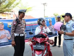 Kampanye Keselamatan, Polres Palopo Bagi Helm dan Stiker