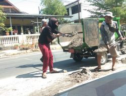 Antisipasi Banjir, DLH Palopo Bersihkan Sedimen Trotoar dan Drainase