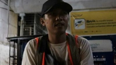 Mengharukan!! Kisah Juru Parkir di Palopo, Asuh Dua Putra Kecilnya Saat Bekerja Hingga Dini Hari