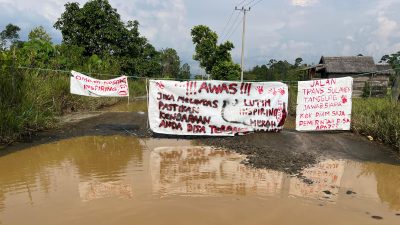 Jalan Rusak Tak Kunjung Diperbaiki, Pemuda Mahalona Pasang Spanduk Kritik