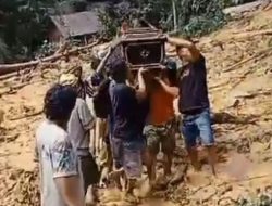 Terobos Longsor, Warga Toraja Utara Evakuasi Peti Jenazah dari Makam