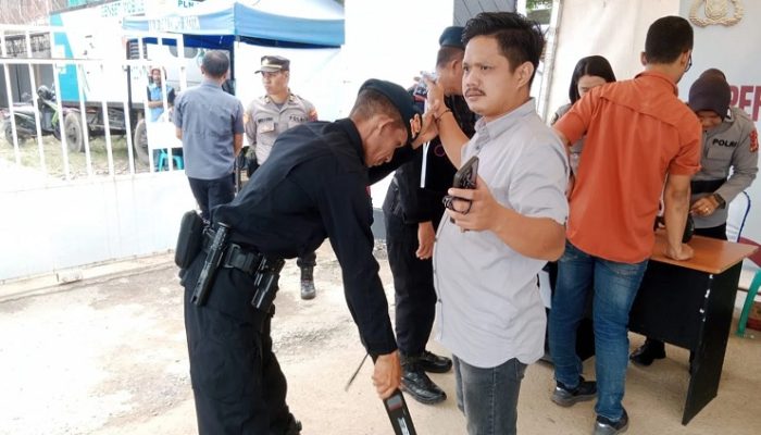 Personil Bersenjata Lengkap Kawal Ketat Rekapitulasi Perolehan Suara di KPU Palopo