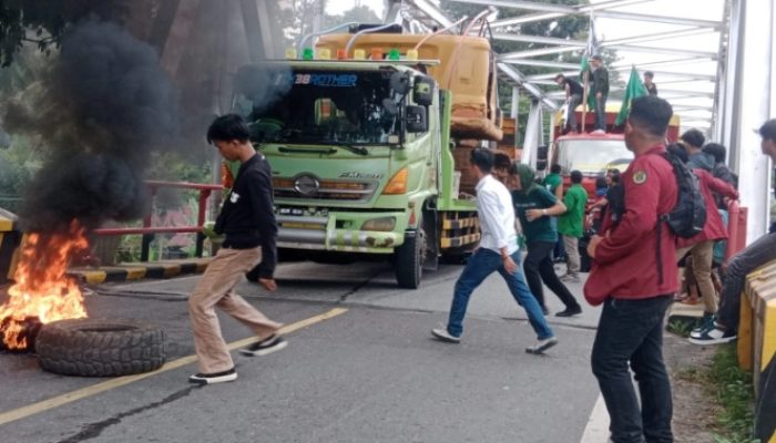 Tuntut Pengesahan RUU Luwu Tengah, Aliansi Mahasiswa Wija To Luwu Blokade Jalan Trans Sulawesi