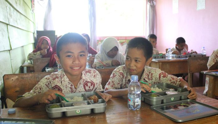 PT Masmindo Uji Coba Program Makan Siang Bergizi di Latimojong