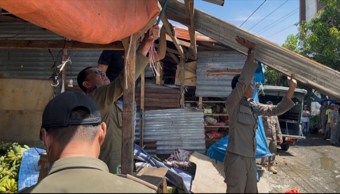 Ganggu Pengguna Jalan, Lapak Pedagang di Sekitar Pasar Andi Tadda Palopo Ditertibkan