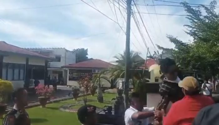 Oknum Anggota Polres Palopo Dorong Mahasiswa Hingga Jatuh dari Pagar Saat Orasi Masalah Korupsi