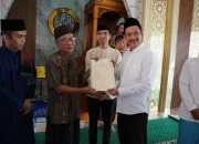 Safari Jumat di Pajalesang, Pj Wali Kota Palopo Serahkan Sertifikat Wakaf Masjid Nurul Iman