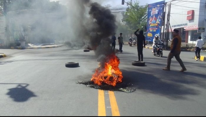 Mahasiswa Demo di Depan Islamic Center dan Kantor Wali Kota Palopo