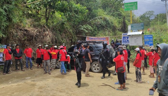 Aliansi Anak Adat Ranteballa Blokade Jalan PT Masmindo, Desak Presiden Cabut Izin Tambang