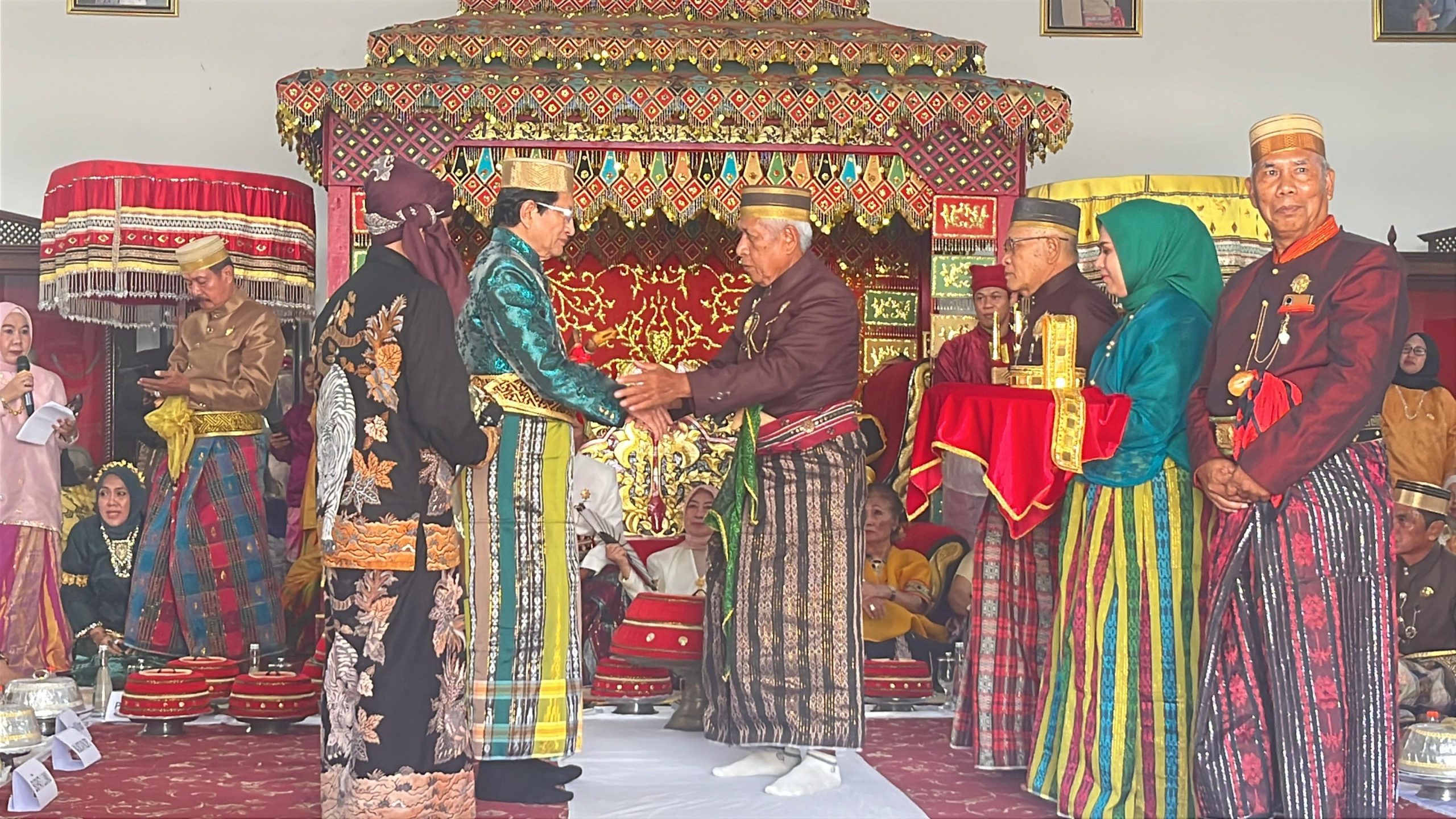 Menteri Agama (Menag) Republik Indonesia, Nasaruddin Umar menerima gelar adat dari Kedatuan Luwu, Jumat 3 Oktober 2025.