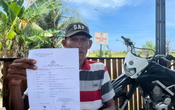 Ayah RN, SM saat menunjukkan laporan dugaan penganiayaan yang dialami anaknya di Sel Tahanan Polres Luwu