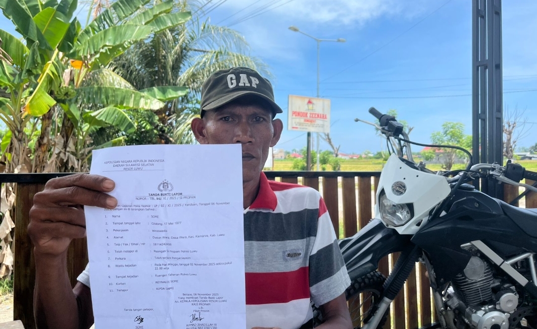 Ayah RN, SM saat menunjukkan laporan dugaan penganiayaan yang dialami anaknya di Sel Tahanan Polres Luwu